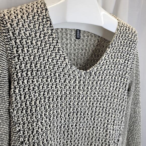 Design Lab Black and Ivory V-Neck Boucle Style Sweater, M - Picture 2 of 7